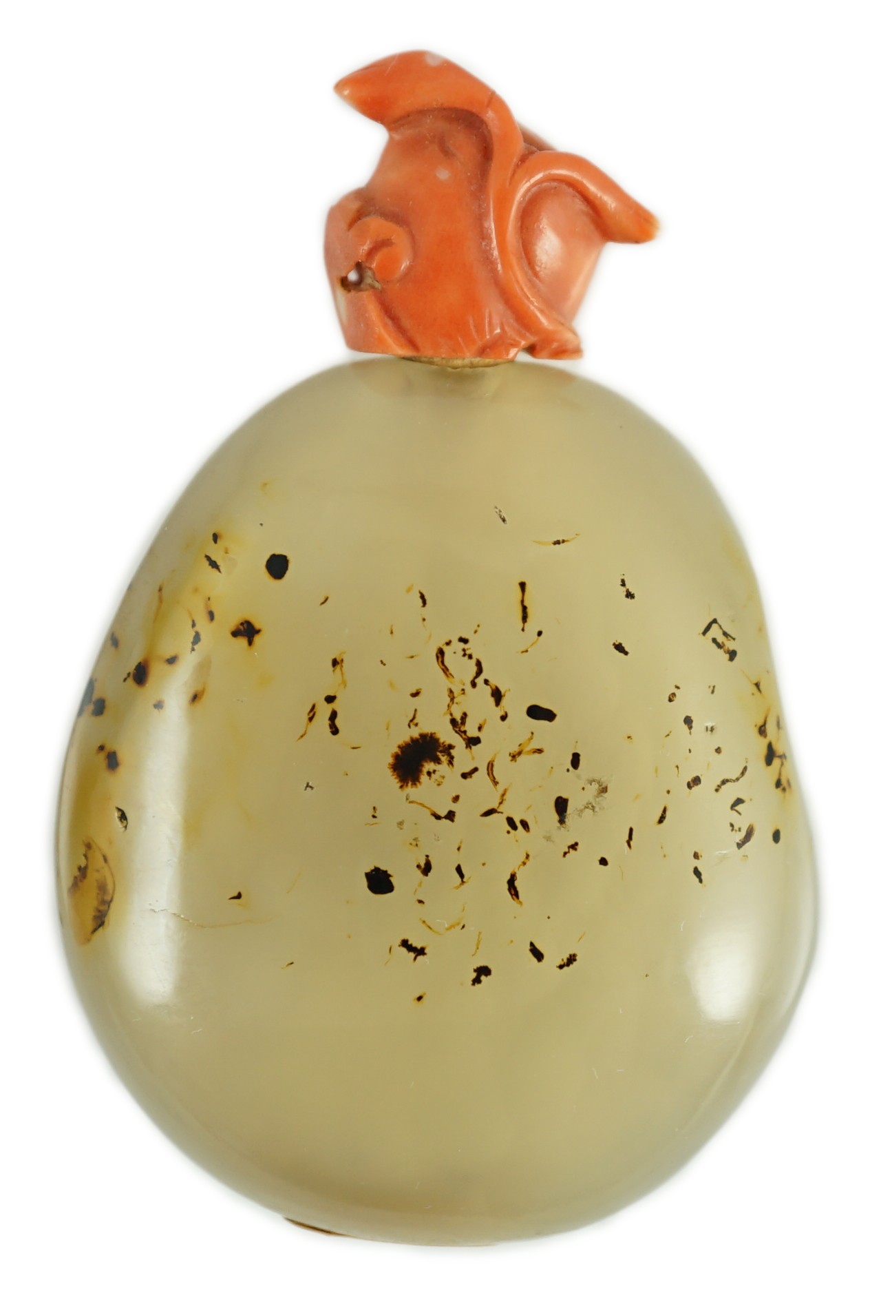 A Chinese shadow agate pebble snuff bottle, 18th/19th century, total height 6.5cm